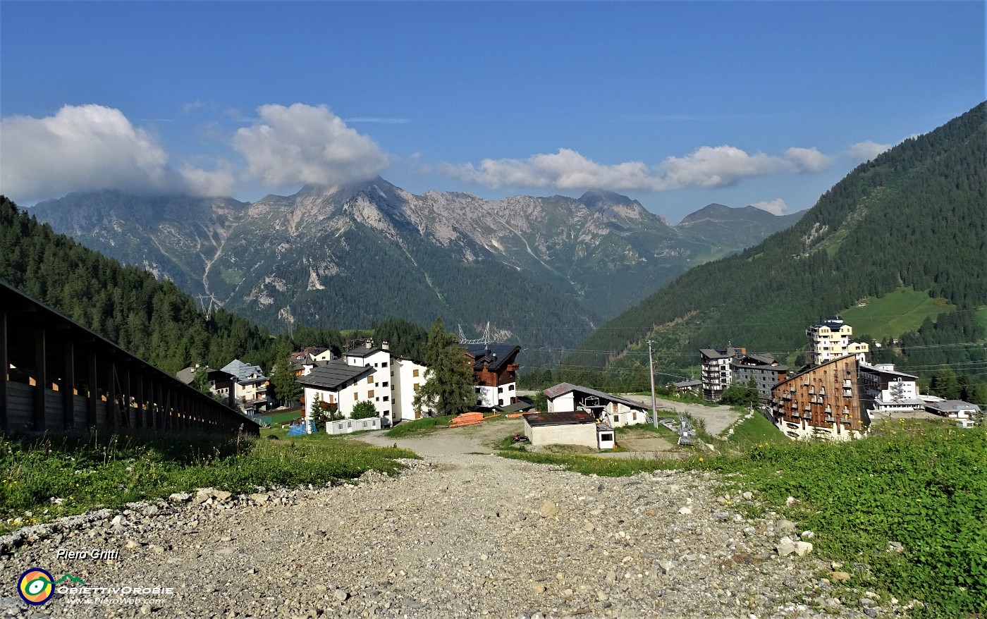 10 Seguo la strada sterrata-gippabile per il Rif. Montebello.JPG -                                